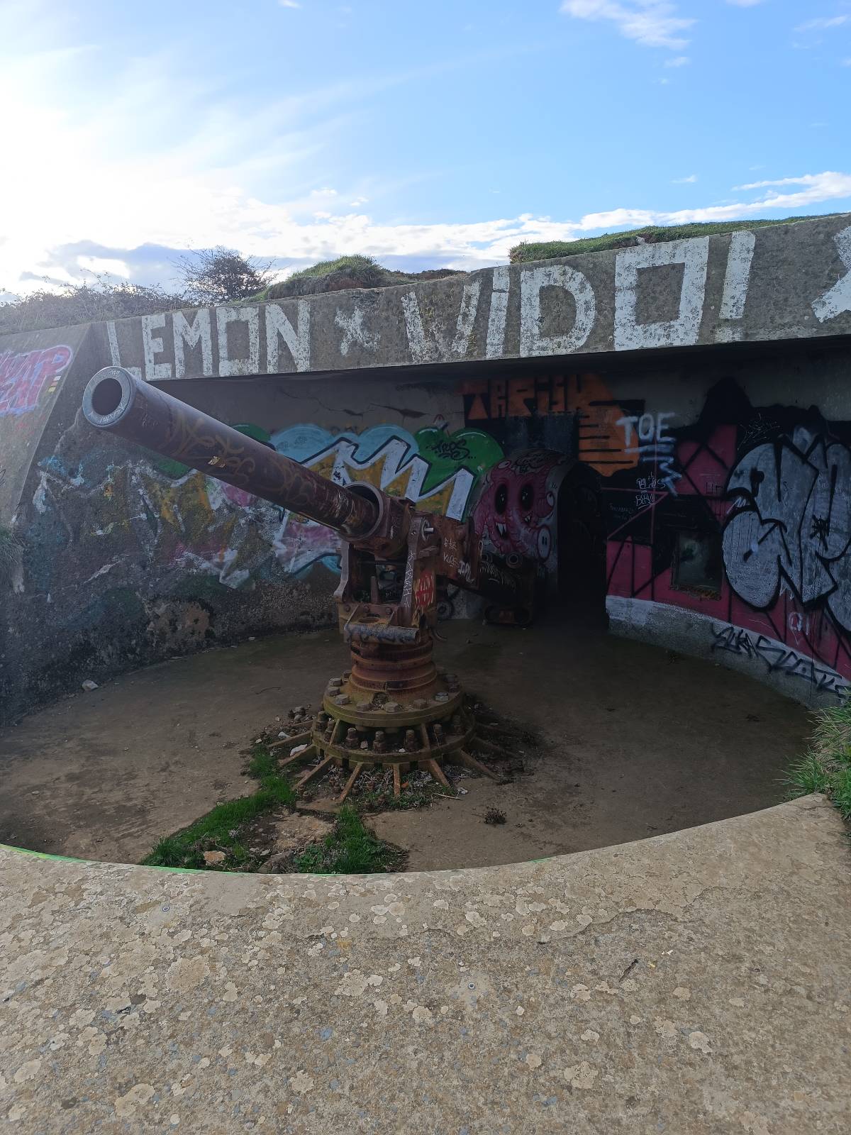 Entre acantilados, encinas y fortines: una ruta espectacular desde La Arena